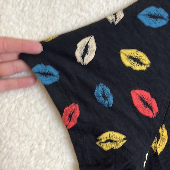 NWOT Torrid Womens Black Multicolor Lips Cotton Short Sleeve Top 1X PLUS - Picture 4 of 9